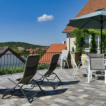 T.h.ny Village * Tihany
