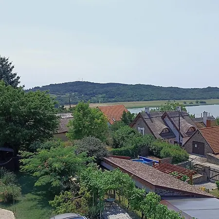 T.h.ny Village * Tihany