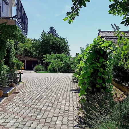 T.h.ny Village * Tihany